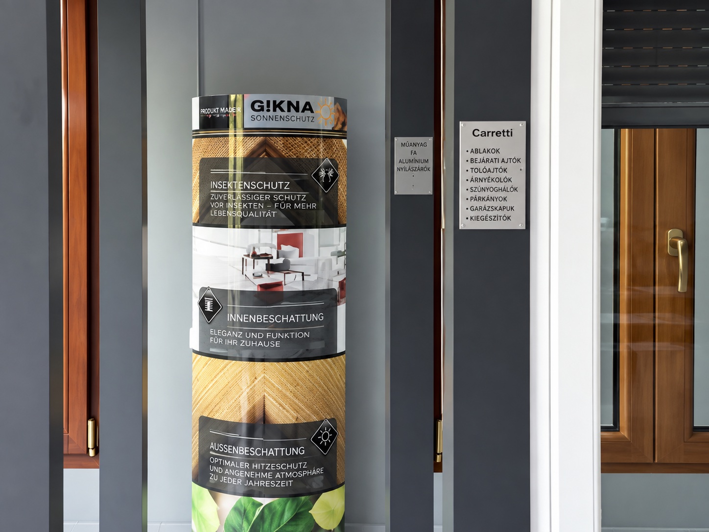 Mintaablak a szolnoki üzletben, beépített redőnnyel és fa hatású profillal.